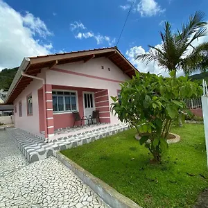 https://casa-veraneio-em-zimbros-bombinhas.santa-catarina-brasil.com